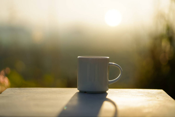 Coffee mug at sunset with empty blurred background - Foto, immagini