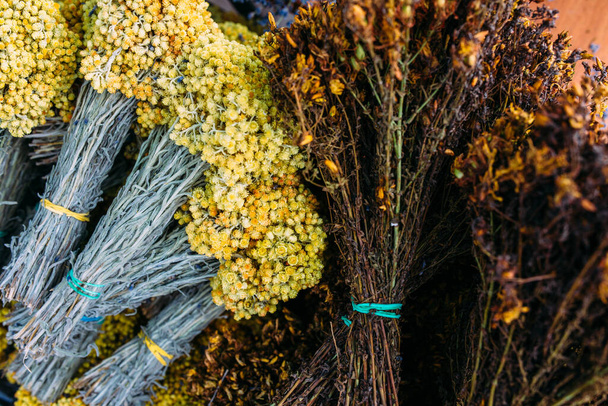 Bunches tuoreita lääkkeitä kukkia helichrysum ja Hypericum - Valokuva, kuva