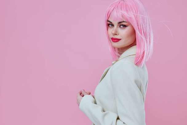 Краса Мода жінка в білому блістері рожеве волосся Гламур Косметика кольоровий фон незмінний
 - Фото, зображення