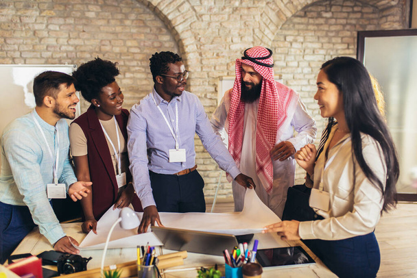 Gente de negocios multicultural reuniéndose y hablando de inversión empresarial. Empresarios árabes en una reunión. - Foto, Imagen