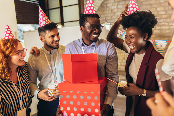 Les hommes d'affaires célèbrent l'anniversaire de leurs collègues au bureau
 - Photo, image