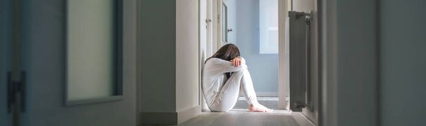 Kobieta w piżamie siedzi na podłodze ośrodka zdrowia psychicznego - Zdjęcie, obraz