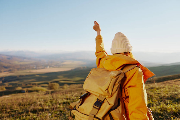 žena turista obdivuje krajinu hory příroda slunečný den - Fotografie, Obrázek