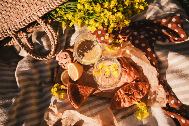 concepto de picnic copas de pan de vino al aire libre en la manta de verano - Foto, Imagen