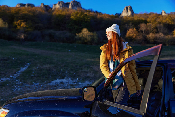 женщина в желтой куртке в шляпе рюкзак путешествия горы стиль жизни - Фото, изображение
