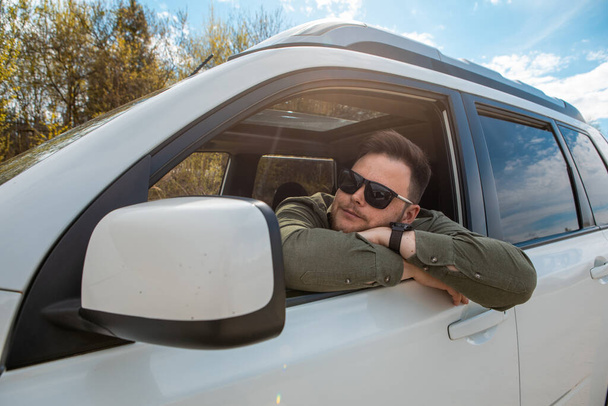 vousatý muž řízení auto kopírovat prostor letní čas - Fotografie, Obrázek