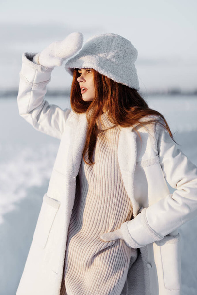vrouw glimlach winter stemming lopen wit jas Lifestyle - Foto, afbeelding