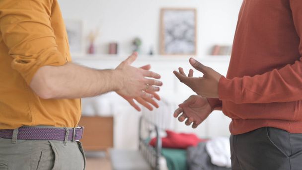 Primer plano del gesto de mano de dos hombres que tienen una discusión - Foto, imagen