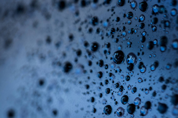 краплі води на синьому фоні
 - Фото, зображення
