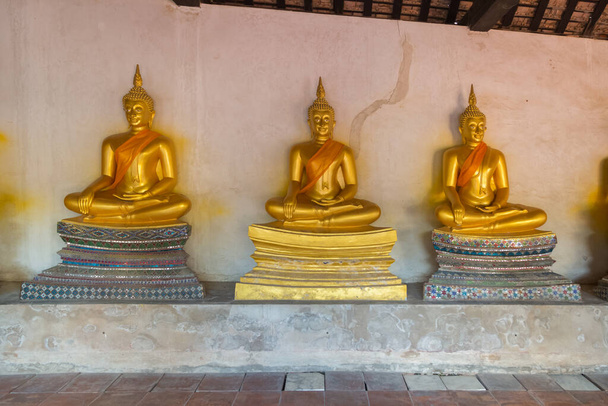 Fila di vecchia bella meditazione statua di Buddha nel tempio - Foto, immagini