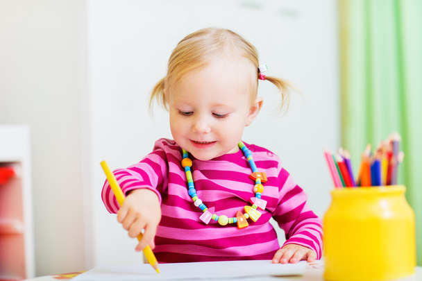 Toddler girl drawing - Фото, изображение