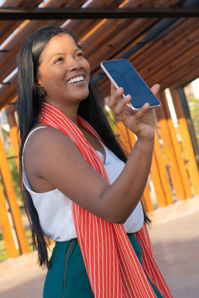 Ευτυχισμένη νεαρή γυναίκα λαμβάνοντας μια αγγελία Selfie δείχνει την οθόνη του τηλεφώνου - Φωτογραφία, εικόνα