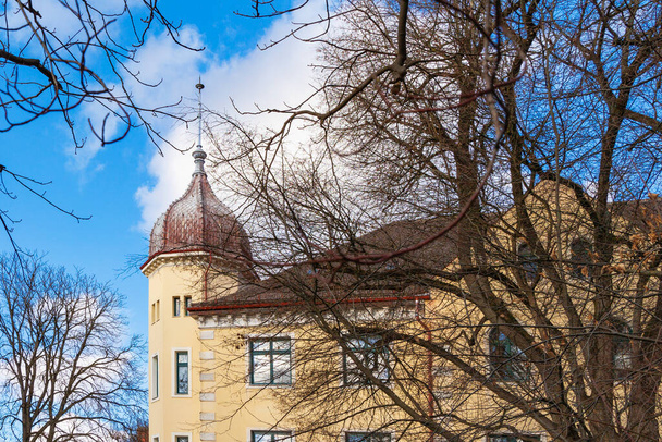 Исторические здания в парке Хессинга в Аугсбурге под голубым небом - Фото, изображение