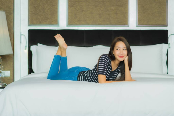 肖像画美しい若いアジアの女性の笑顔リラックスベッドルームのインテリア - 写真・画像