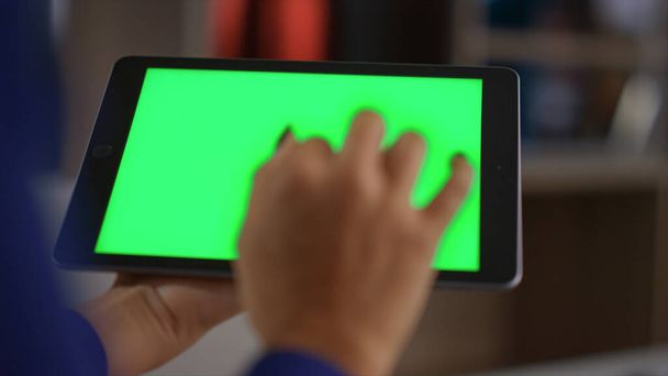 Επιχειρηματίας χέρια surfing δεδομένα στο διαδίκτυο χρησιμοποιώντας tablet chroma κλειδί στο γραφείο στο σπίτι - Φωτογραφία, εικόνα
