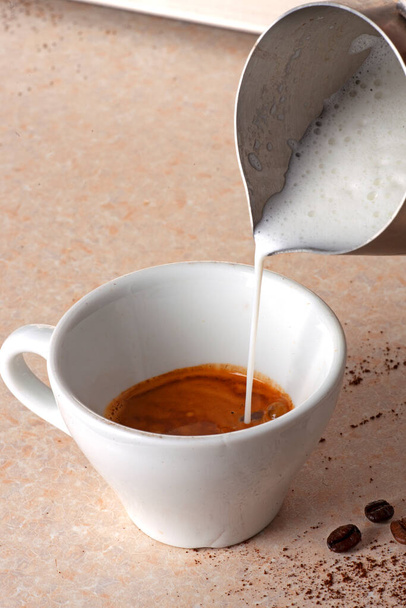 砂糖と牛乳でコーヒーを飲み - 写真・画像