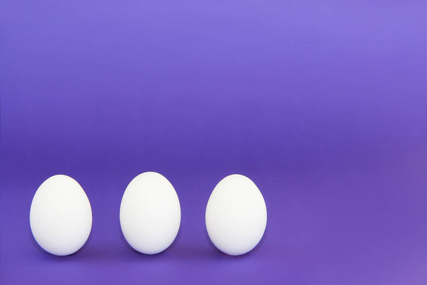 uova di Pasqua bianche su sfondo viola molto peri - Foto, immagini