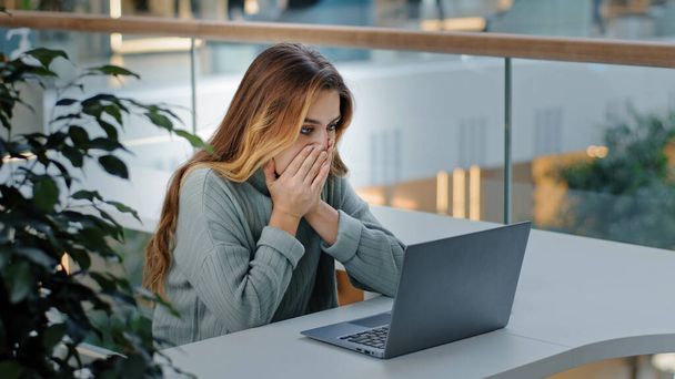 Kaukázusi stresszes üzleti nő laptop frelancer lány frusztrált megdöbbent olvasás rossz online hírek e-mail sikertelen teszt eredmények olvassa váratlan szörnyű információ zaklatott probléma bejelentés - Fotó, kép