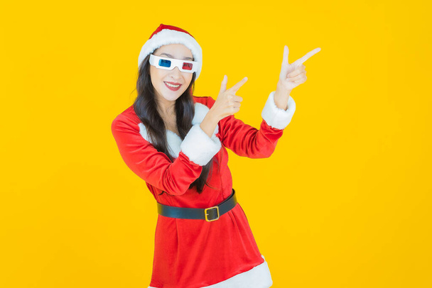 Ritratto bella giovane donna asiatica indossare costume di Natale con occhiali 3d su sfondo di colore - Foto, immagini