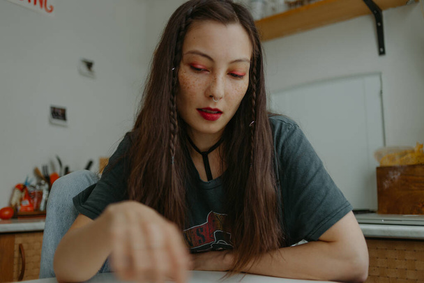 jonge vrouw met vlechten en septum ring - Foto, afbeelding