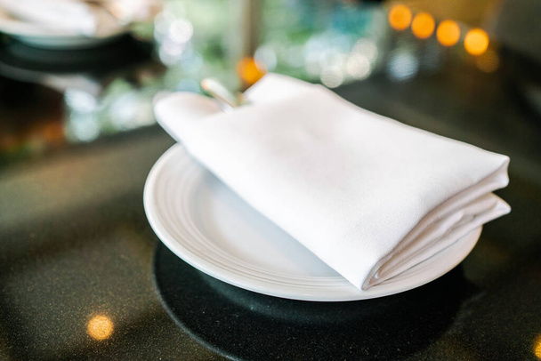 Inglés mesa de té de la tarde con servilleta blanca, cubiertos y plato en la mesa de granito negro. - Foto, imagen