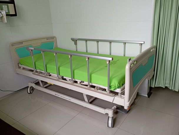 Klaten, Indonesia, 10 de febrero de 2022. Una cama especial para pacientes en una sala de tratamiento del hospital. - Foto, imagen