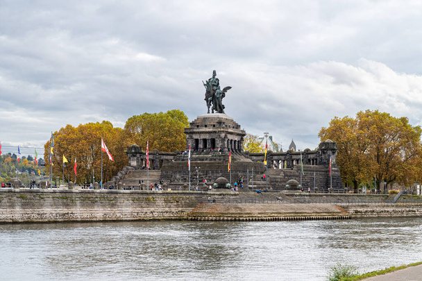 Koblenz waren Rhein en Mosel ontmoeten. De Duitse Hoek, symbool van de eenwording van Duitsland met een ruiterstandbeeld van keizer Willem I. - Foto, afbeelding