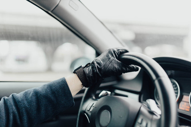 leather gloves for the driver of the car. - Fotoğraf, Görsel