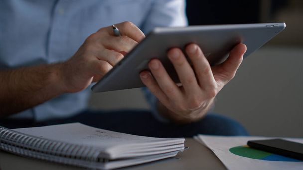 Mãos executivas usando dados de rede de navegação de dispositivo digital tablet no escritório. - Foto, Imagem