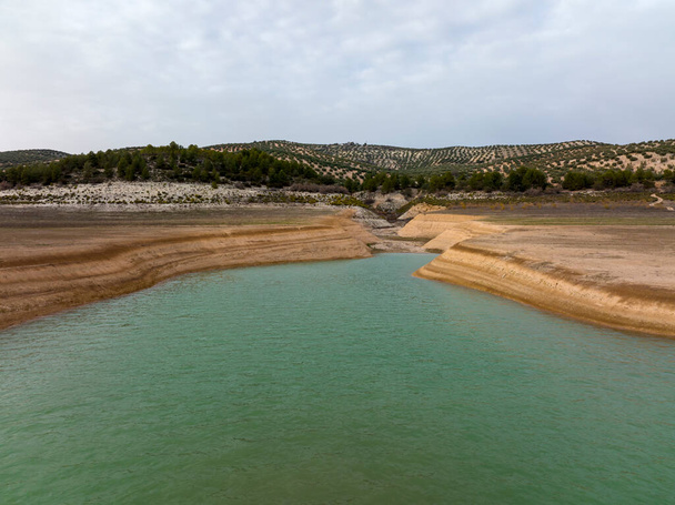vista de un depósito de agua con bajos niveles de agua - Foto, imagen
