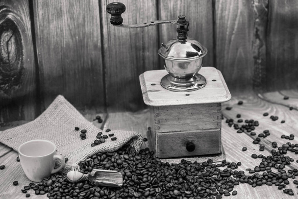 grains de café torréfiés et un moulin à café vintage - Photo, image