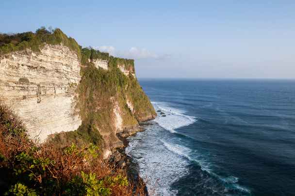 Paisaje marino, acantilado y océano en Uluwatu, Isla de Bali
 - Foto, Imagen