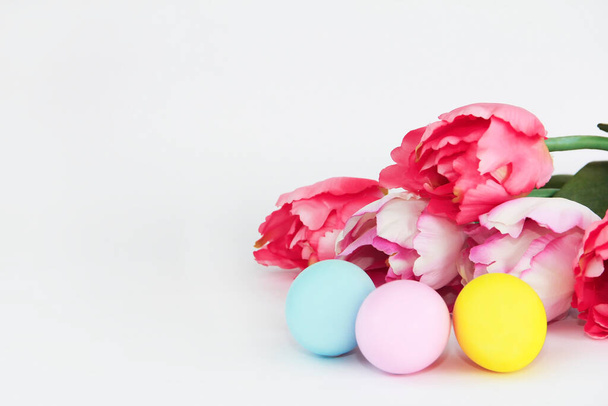 uova di Pasqua colorate e fiori tulipani rosa - Foto, immagini