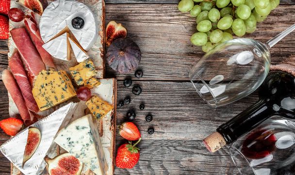 τυρί πιατέλα, σνακ και κρασί, Εστιατόριο μενού δίαιτα, συνταγή cookbook, - Φωτογραφία, εικόνα