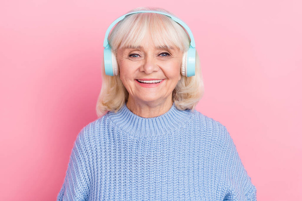 Portrait of attractive cheerful grey-haired woman listening stereo sound radio isolated over pink pastel color background. - Zdjęcie, obraz