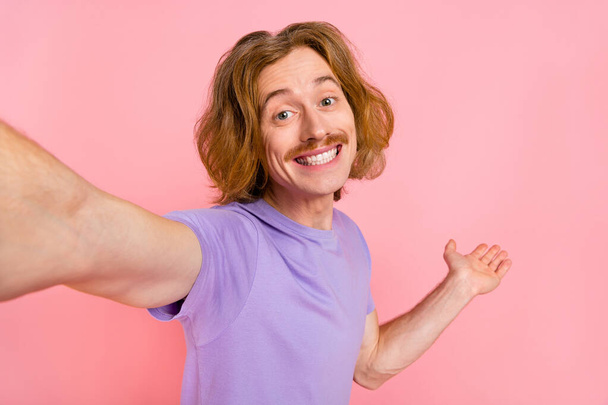 Self-portrait of attractive cheerful guy showing copy space welcome isolated over pink pastel color background. - Fotografie, Obrázek