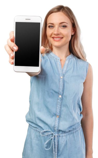 Portrét smějící se ženy zobrazení prázdné smartphone obrazovky izolovaných na bílém pozadí - Fotografie, Obrázek