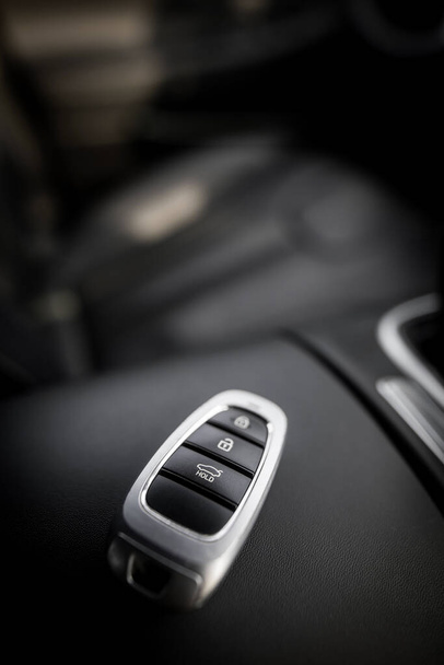 Close-up shot van een moderne auto draadloze sleutel. - Foto, afbeelding