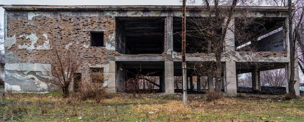 Un antiguo edificio comercial abandonado de la era soviética. - Foto, Imagen
