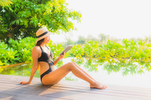 Güzel bir Asyalı kadın portresi tatil gezisi için otel havuzunda dinleniyor. - Fotoğraf, Görsel