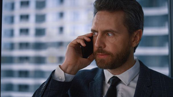 Komoly felnőtt főnök üzletember beszél telefon hívás mobil a modern irodában. - Fotó, kép