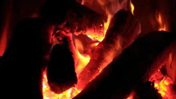 Het vuur brandt in de open haard. Ontspannende video voor meditatie thuis - Video
