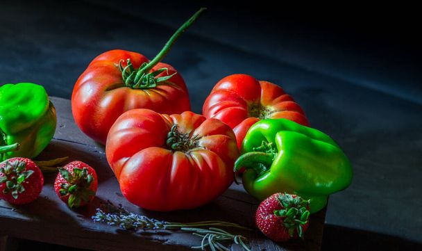 Tomatoes shot on black background in natural light - Foto, Bild