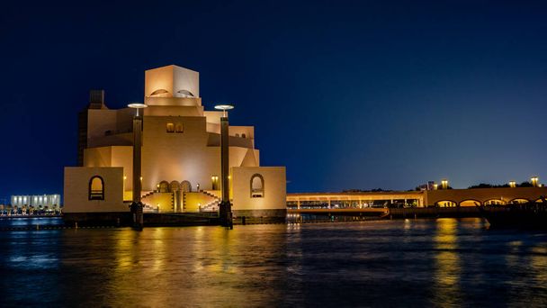 Doha, Katar - 14 grudnia 2021: Katarskie muzeum nocą, gorące z długą ekspozycją w nocy. - Zdjęcie, obraz