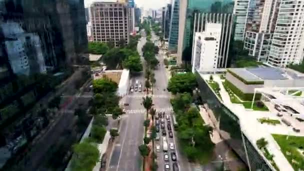 Time lapse verkeer op de beroemde Faria Lima Avenue in het centrum van Sao Paulo Brazilië. Financieel centrum kantoorgebouwen in het centrum van de stad oriëntatiepunt. Stedenbouw vanuit de lucht. - Video