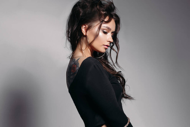 Jolie fille avec une silhouette sexy, les cheveux longs brun glancy posant au studio
. - Photo, image
