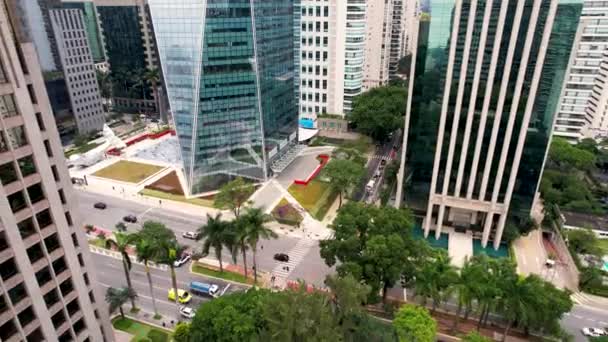 Edificios corporativos en la famosa avenida Faria Lima en el centro de Sao Paulo Brasil. Edificio de oficinas en el centro de la ciudad. Paisaje urbano aéreo. - Metraje, vídeo