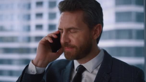 Feliz jefe llamando a su colega gerente de conversación telefónica en el centro de oficinas de marketing. - Imágenes, Vídeo