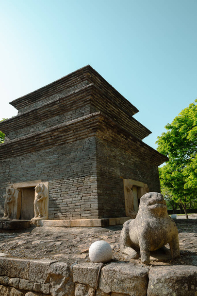 Torre de piedra del templo de Bunhwangsa en Gyeongju, Corea - Foto, Imagen