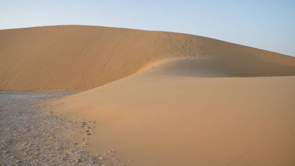 カタールの歌砂砂丘で美しい夜の夕日 - 写真・画像